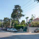 Carrassi alta/ex Ospedale Militare  - Via Alberotanza conduce a Carrassi �alta�, dove partire dagli anni 70/80 sono sorti prestigiosi e verdi condomini che ne hanno fatto una delle zone pi� �in� del capoluogo pugliese. L�area � tagliata da corso Alcide De Gasperi, che vede la presenza di numerose e caratteristiche ville liberty e del grande ex Ospedale Militare